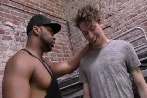 gigantic black chap nailing A Whiteboi In The Prison