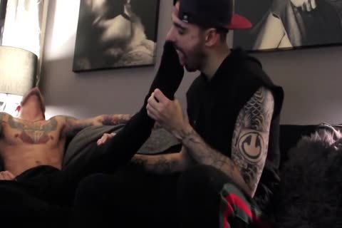 slutty Tatted man With worthy Feet gets Worshiped And Cums