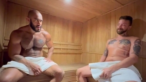 nude Yogui bang In Sauna